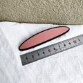 Detalle de una pinza para el pelo ovalada rosa mate de 10,5 cm con bordes negros en tela - Rosa Claro