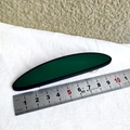 Vista detallada de una pinza ovalada verde oscuro de 8,5 cm con acabado mate y una regla - Verde Militar