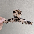 Detalle de pinza de pelo grande con estampado de leopardo y diseño firme para pelo grueso - Color Claro