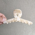 Vista de detalle de una pinza grande para el pelo jaspeada crema para cabellos gruesos - Blanco Roto