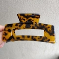 Primer plano detallado de una pinza de pelo de 10cm con diseño de leopardo brillante - Color Oscuro