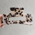 Primer plano de una pinza para el cabello cuadrada de 10 cm con estampado de leopardo - Color Claro