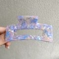Detalle de una pinza para el cabello cuadrada de 10cm de acetato con efecto mármol - Floral Azul