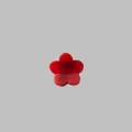 Dettaglio di una mini clip per capelli a forma di piccolo fiore rosso con finitura lucida - Rosso