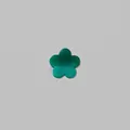 Dettaglio mini molletta per capelli a fiore verde smeraldo con finitura in resina lucida - Verde