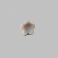 Vue détaillée de dessus d'une mini pince à cheveux en fleur avec pétales crème et noir - Beige