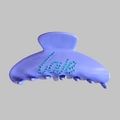 Detail van paarse haarklem met cool-belettering van blauwe strassteentjes voor haarstyling - Violet