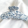 Détail d'une grande pince à cheveux en acétate avec texture marbrée bleue et blanche - Céladon Floral