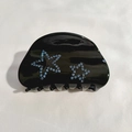 Dettaglio del fermaglio per capelli nero con stelle di strass blu scintillanti - Nero