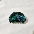 Detail einer dunkelgrünen Marmor-Haarklammer mit einem blauen Strass-Schmetterling - Grün