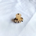 Vista detallada de una mini pinza para el cabello de acetato con estampado leopardo - Color Claro