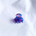 Vista detallada de la mini pinza para el cabello de acetato con patrón de mármol colorido - Patrón Rojo y Azul