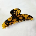 Dettaglio della molletta per capelli in acetato da 12 cm con motivo tartarugato e denti grandi - Tartarugato Scuro