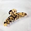 Dettaglio della maxi pinza per capelli francese da 12cm con motivo tartarugato in acetato - Tartarugato Chiaro