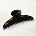 Dettaglio ravvicinato di un fermaglio per capelli nero lucido da 12 cm con grandi denti - Nero