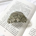Dettaglio della pinza per capelli a scacchi su un libro aperto per uno stile vintage - Pois Neri E Bianchi