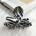 Französische Vintage Haarklammer mit Zebra-Schleife aus Acetat für elegante Frisuren - Schwarz-Weiß-Marmor