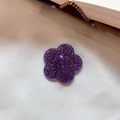 Soporte de resina para móvil con flor de purpurina violeta sobre fondo blanco texturizado - Morado