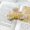 Pinza grande para el pelo de acetato con patrón de mármol colorido y agarre seguro - Color Caramelo Claro