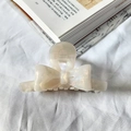 Elegante molletta per capelli a fiocco in acetato color crema con finitura perlata - bianco sirena