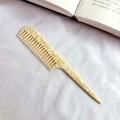 Elegante peine de púa en acetato jaspeado crema para peinado y sección del cabello - Estampado Floral Crema
