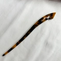 Horquilla minimalista de acetato con patrón de carey para peinados de estilo vintage - Color Oscuro