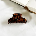 Haarklammer aus Acetat mit braunem Schildpattmuster und glänzenden Strasssteinen besetzt - Roter Leopardenprint