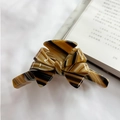 Pinza para el cabello de acetato carey marrón con diseño de lazo sobre tela blanca - Marrón