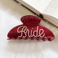 Elegante molletta per capelli rosso vino con scritta Bride in perle per la sposa - Borgogna
