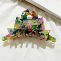 Dettaglio della pinza per capelli a fiocco in acetato colorato con trame retrò multicolore - Rosa Giallo Misto (LD006)