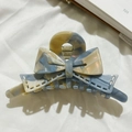 Dettaglio del fermaglio per capelli in acetato con trama marmorizzata blu e molla dorata - Blu Sale Marino (LD006)