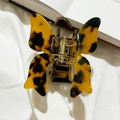 Vue rapprochée d'une pince à cheveux papillon en écaille de tortue style vintage - Écaille de Tortue Foncée