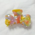 Pinza para el pelo de mariposa de colores con patrón de mármol y acabado de acetato vibrante - Multicolor