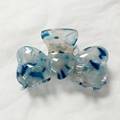 Elegante pinza para el pelo de mariposa en acetato jaspeado azul con acabado brillante - Azul tinta