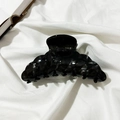 Primer plano de la pinza para el pelo negra con brillo perlado y bordes ondulados finos - Negro Brillante (qd902) / Serie Negra