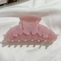 Vue détaillée d'une pince à cheveux rose en acétate avec papillons strassés sur tissu - Rose