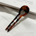 Close-up of acetic acid hair pin with tortoise shell pattern and anti-slip wavy teeth - Red Leopard Print / 9cm Medium