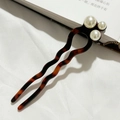 Detail van golfvormige schildpad haarspeld met drie elegante witte parels - Rode Luipaardprint