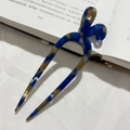 Forcina per capelli a U con motivo tartarugato su un libro per acconciature stile vintage - Floreale Blu