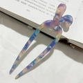Dettaglio di forcina in acetato marmorizzato a forma di U per acconciature eleganti - Floreale Viola Blu