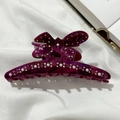 Dettaglio della pinza per capelli a farfalla viola con perle e strass luccicanti - Viola scuro