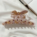 Dettaglio molletta a farfalla effetto marmo rosa con strass e decorazioni di perle - Marmo Rosa Bianco