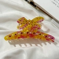Dettaglio della molletta a farfalla con trama marmorizzata, strass e perle - Tie-dye giallo rosa