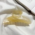 Pinza para el pelo ámbar grande con textura de mármol francés para mujer elegante - Pinza de Media Luna Ámbar / Amarillo claro