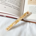 Fermaglio in acetato ambrato con strisce dorate e motivi floreali su un libro aperto - Fantasia Floreale Arancione Chiaro 8 Cm