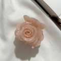 Detailansicht der Haarspange in rosa Rosenform mit mehrschichtigen Blütenblättern - Rosa