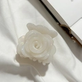 Detailansicht der cremeweißen Rosen-Haarklammer mit eleganten Acryl-Blütenblättern - Meerjungfrau Weiß