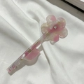 Détail d'une barrette à fleurs rose cerisier en résine avec centre serti de strass - Rose