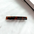 Barrette rectangulaire en écaille de tortue avec strass sur tissu blanc texturé - Imprimé Léopard Rouge