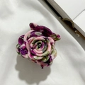 Detailansicht einer Rosen-Haarklammer aus farbigem Acetat mit edler Marmor-Texturierung - Lila Blütenfarbe